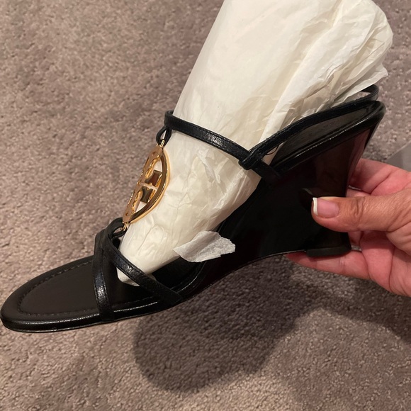 NEW Tory Burch Capri Miller wedge black w gold logo size 8.5 - Picture 2 of 6